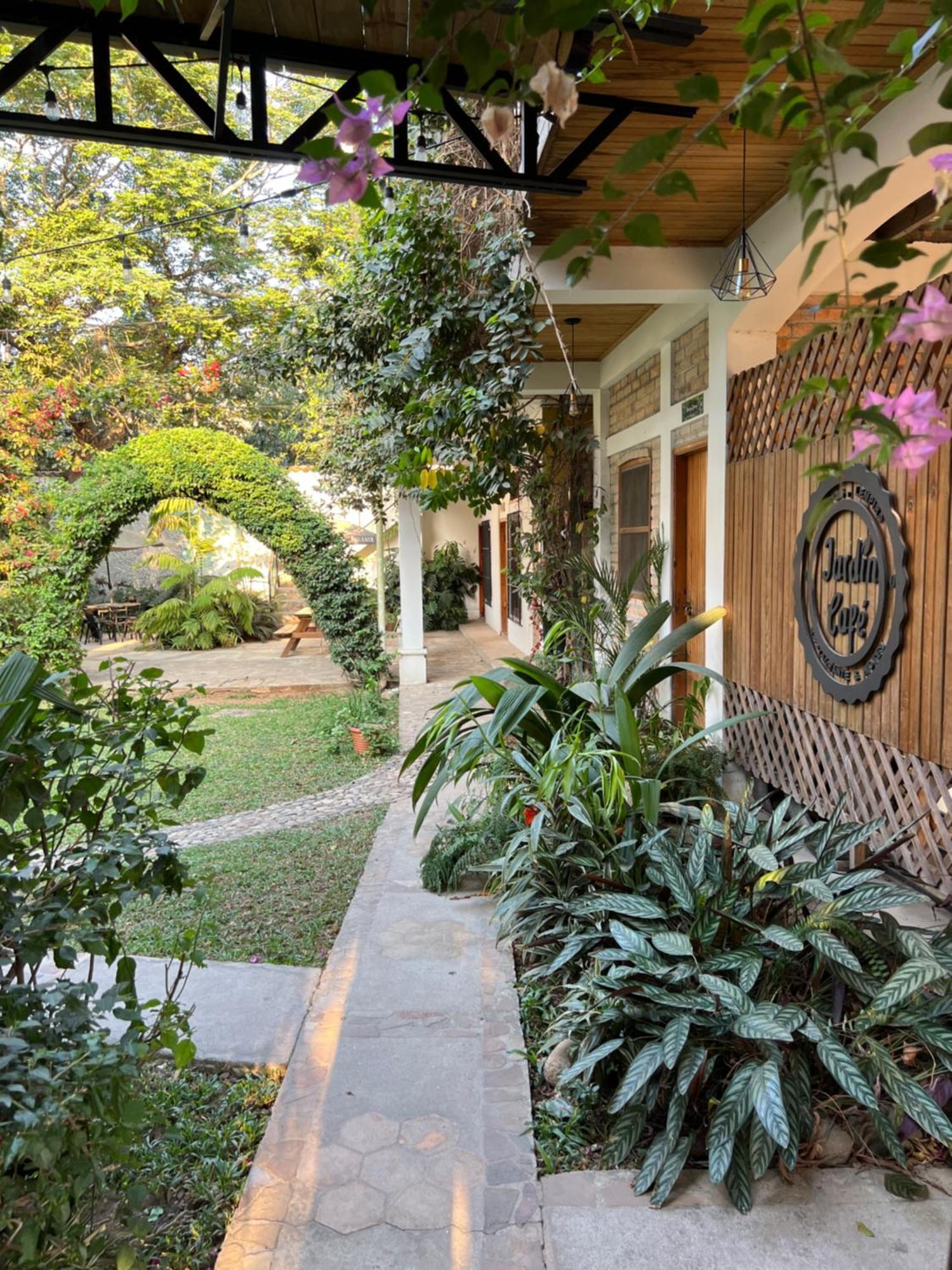 Jardin Cafe Hotel & Restaurant Грасиас Экстерьер фото