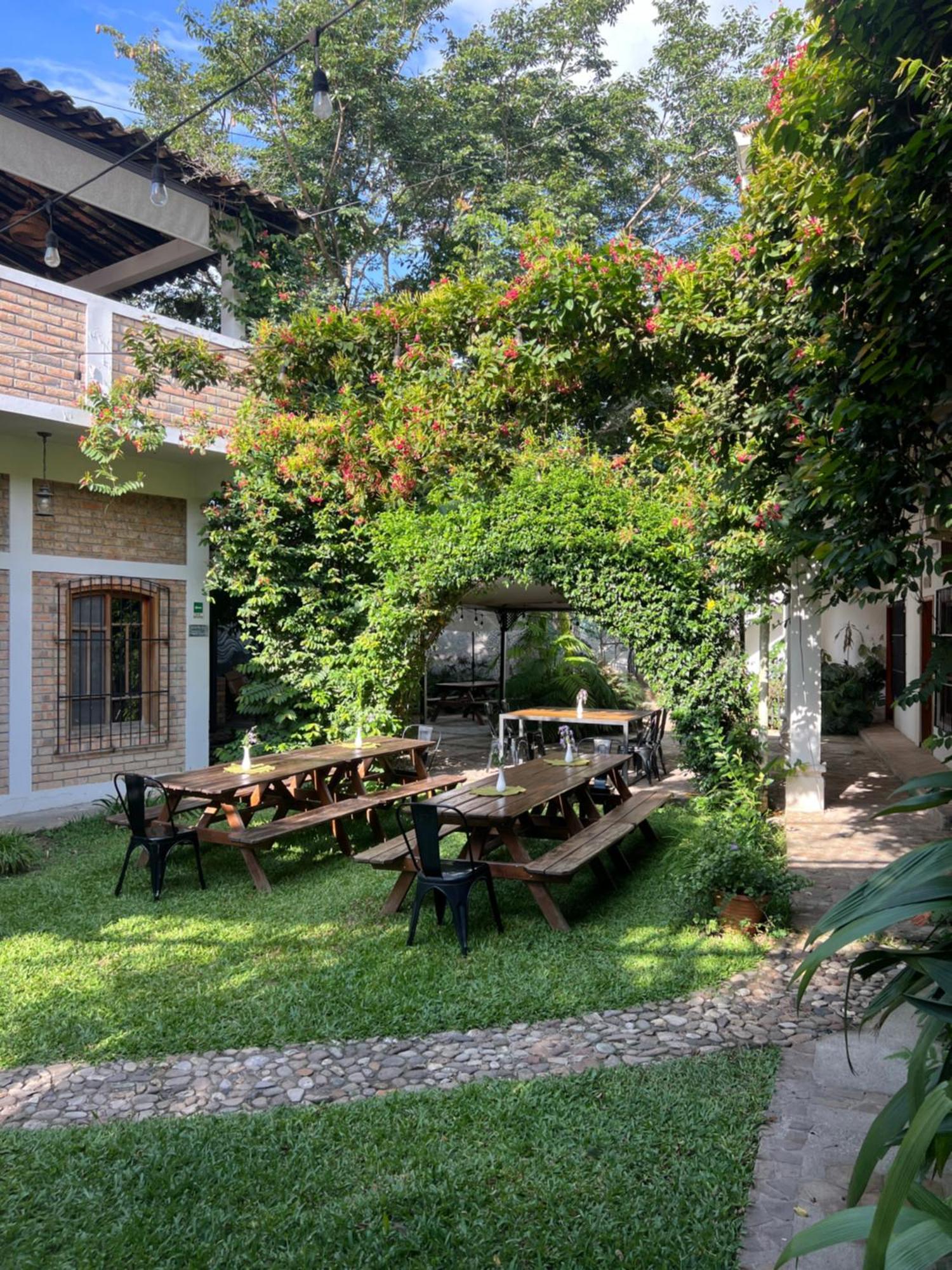 Jardin Cafe Hotel & Restaurant Грасиас Экстерьер фото